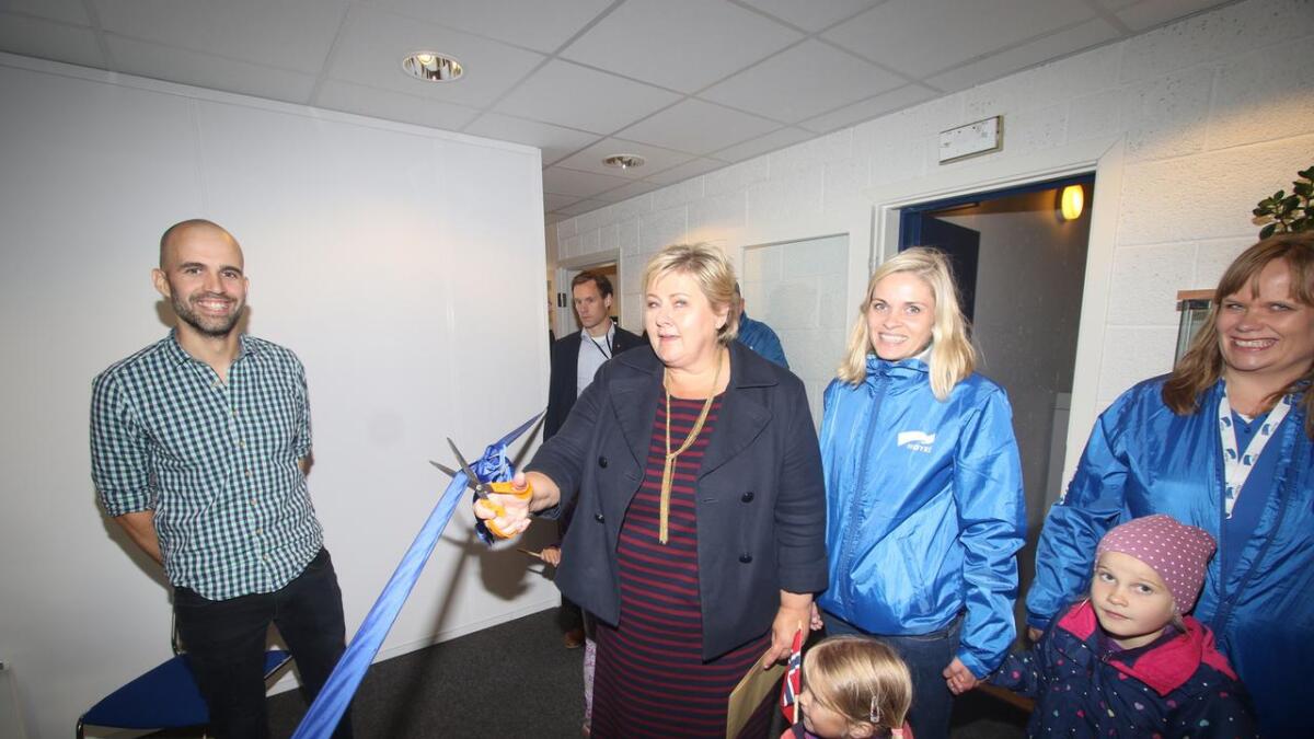 Snakk om standsmessig start på "ny tid" i nye lokale. Statsminister Erna Solberg erklærte laurdag føremiddag «Os og Fusaposten» sine nye lokale i Legangerbygget for opna.