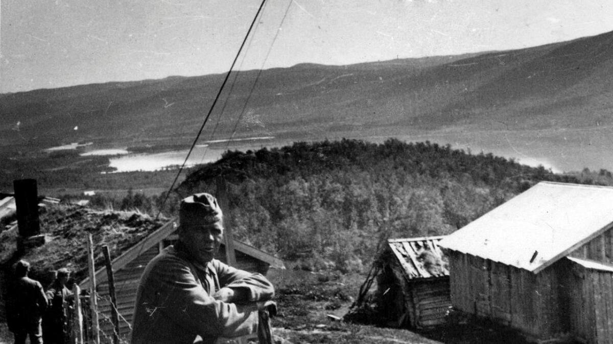 Tyskland var i krig med Norge, men soldatane hadde ikkje mykje å frykte første krigsåret. Her er ein tysk soldat fotografert ved Geilo ein sommardag i 1940. I bakgrunnen Ustedalsfjorden.