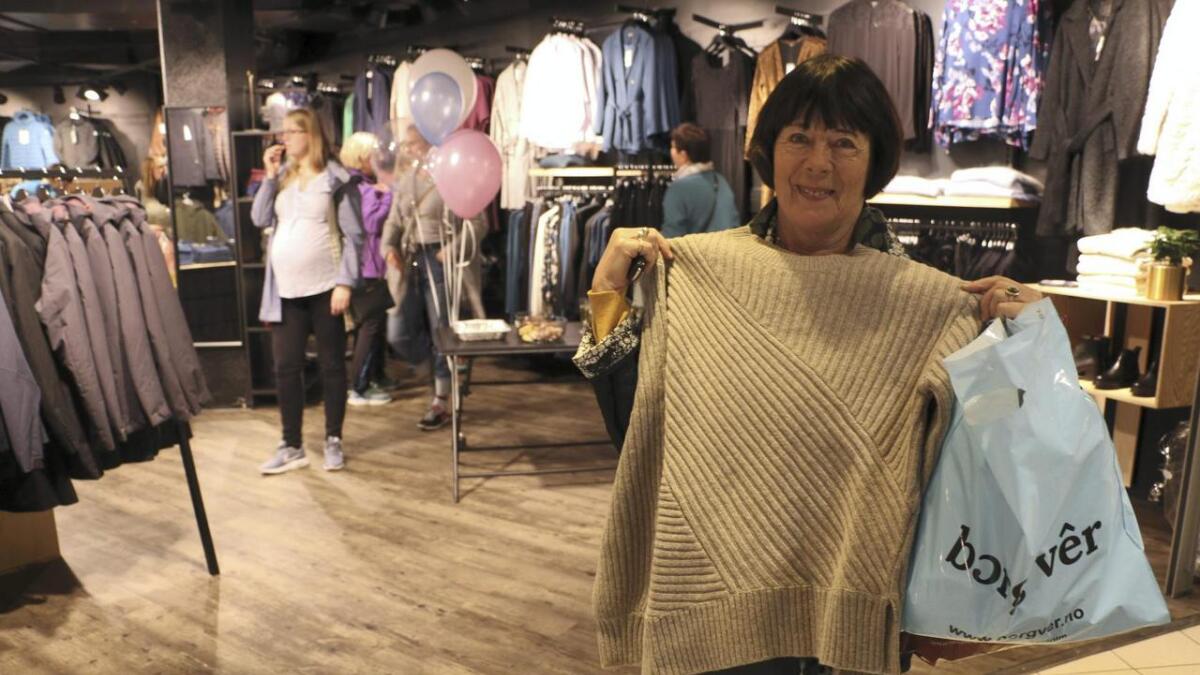 Marit Engevik var den første som drog frå butikken med ein lyseblå pose i neven. Ho synest det er flott at Kallekleiv har etablert seg i senteret.