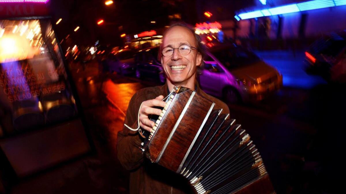 Bandoneist Per Arne Glorvigen bur i Paris (biletet), men turnerer verda rundt som tangomusikar. Tysdag tek han med trioen sin til Ål for å spele på Fryd Scene på Kafe Tid.