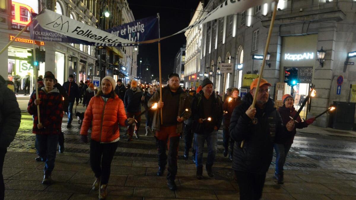 Kristian Hellevik og lokallagsleiar i Folkeaksjonen ny rovdyrpolitikk, Knut Halvor Jorde (med blå banner), marsjerte saman med andre hallingar gjennom Oslos gater.