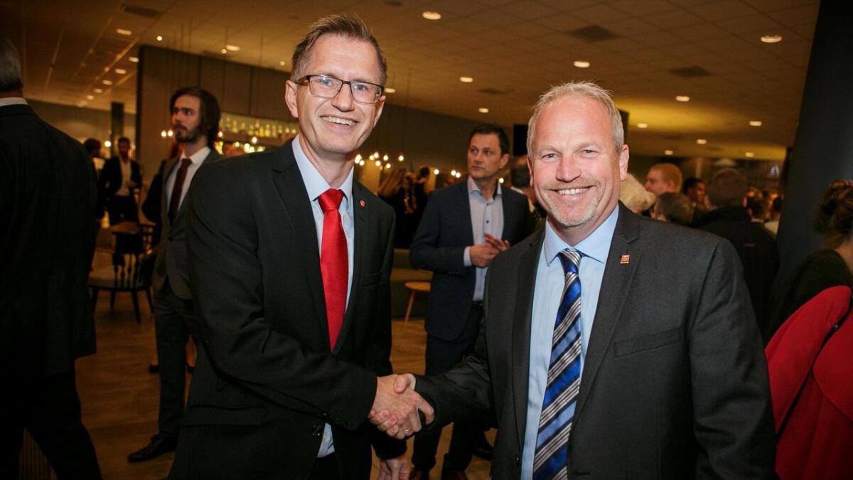 Nyvalgt ordfører i Arendal, Robert C. Nordli (til venstre) og Per Carsten Michelsen, sportslig leder i ØIF Arendal.