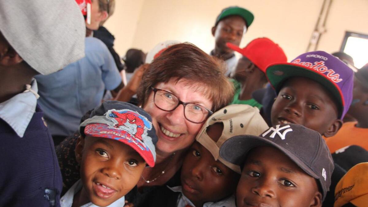Marit B. Kolstadbråten stifta Deaf Aid i 2004. No blir organisasjonen lagt ned. Men drifta av skular i Kenya skal halde fram med hjelp av bruktbutikken i Ål, fadrar, enkeltpersonar og sponsorar.