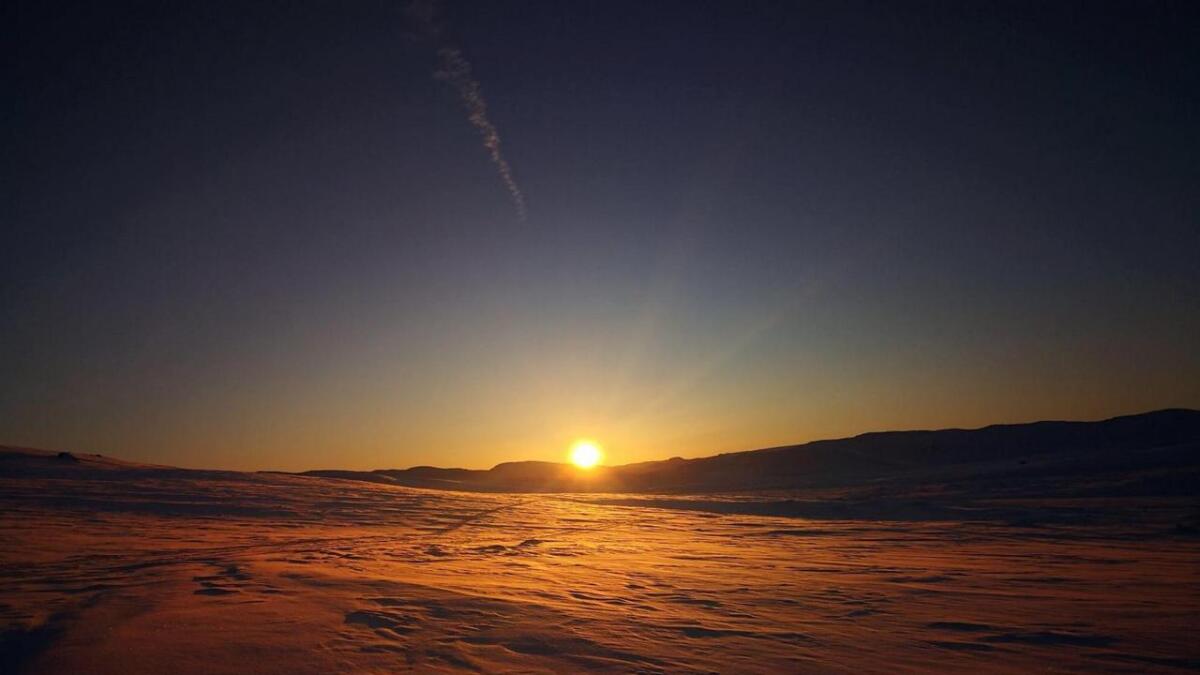 Sola balanserer i horisonten på Hardangervidda.