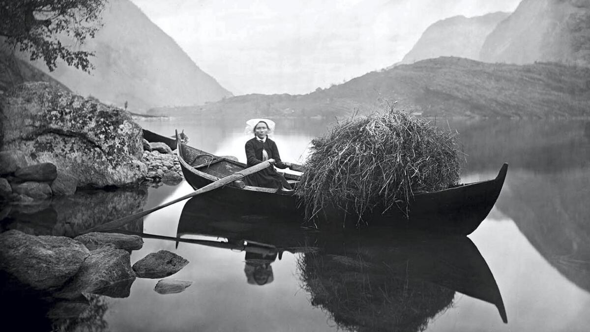 Fotografen Knud Knudsen (1832-1915) var ein pionér i fotografiet sin barndom. Han var den første fotografen som reiste over heile landet og tok bilete, og arkivet etter han utgjer ein av Noregs viktigaste fotosamlingar.