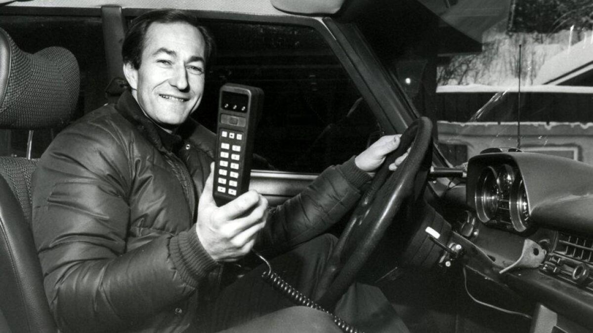 Harald Lystad med Norges første automatiske mobiltelefon.