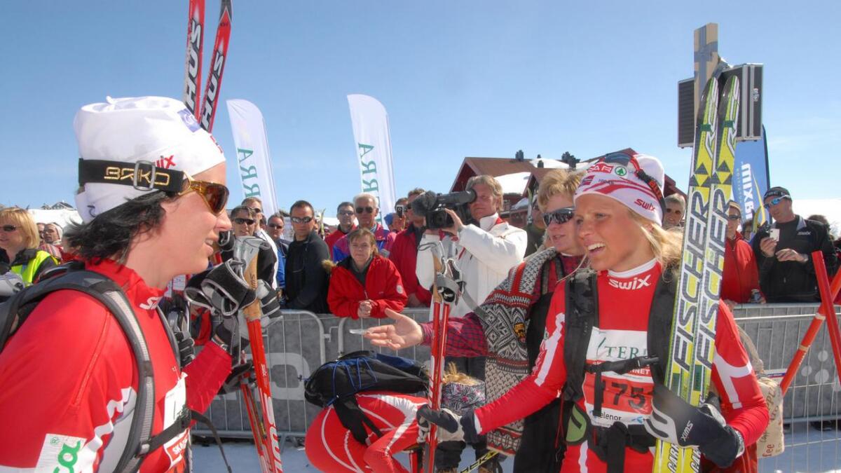 Her vann Therese Johaug (t.h.) kvinneklassa i Skarverennet for andre gong i 2008. Marit Bjørgen tok tredjeplassen. I år blir det ikkje noko skarverenn for dei to skistjernene.