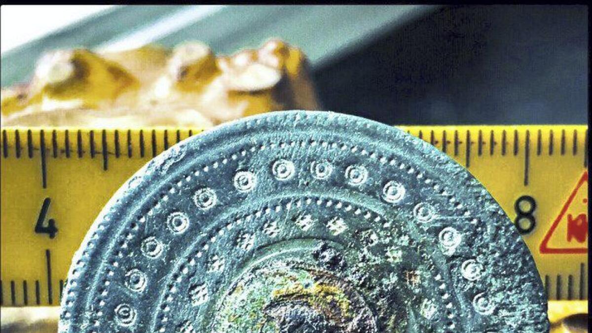 Denne skivefibulaen er ein av mange fine gjenstandar Tom har funne med metalldetektor. Den vart nytta til å halde kappa på plass, og er frå år 540-610 e.kr.