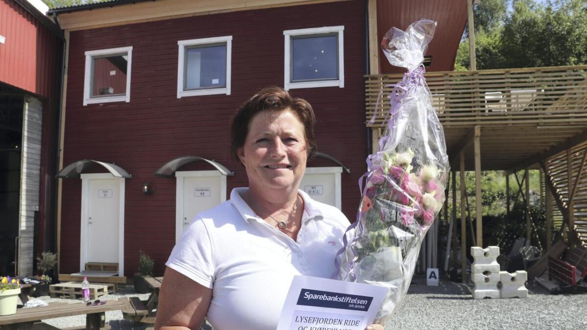 Innehavar av Trivselsstallen i Lysefjorden, Dorthe Reimer Haga, gler seg over at dei no skal få tribune til utendørs ridebanen.