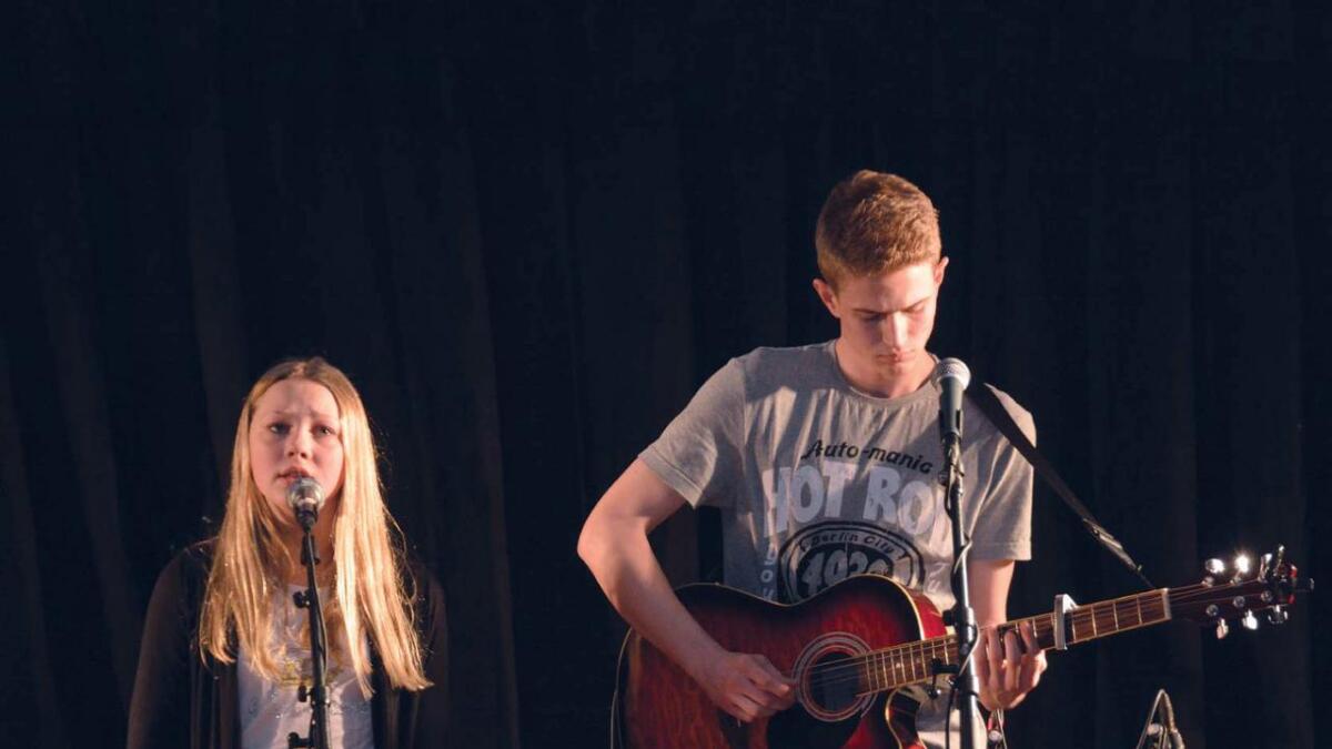Eili Veum og Andreas Nedrebø gjekk vidare til fylkesfinalen i UKM med songen «The house that built me».