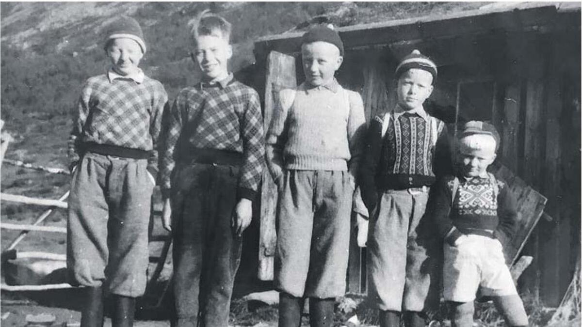 Familien Romtveit hadde mange somrar med drift i Bitdalen. Her er Augon (t.v.), Ottar, Arne, Svein og Lars i 1954. Yngstemann, Gunnar, blei fødd året etter.