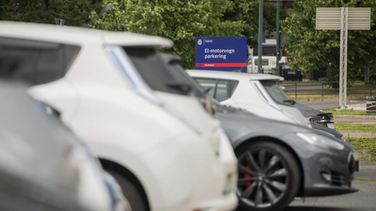 Regjeringa ønskjer at det skal vera minimum halv pris for å parkere ein elbil.