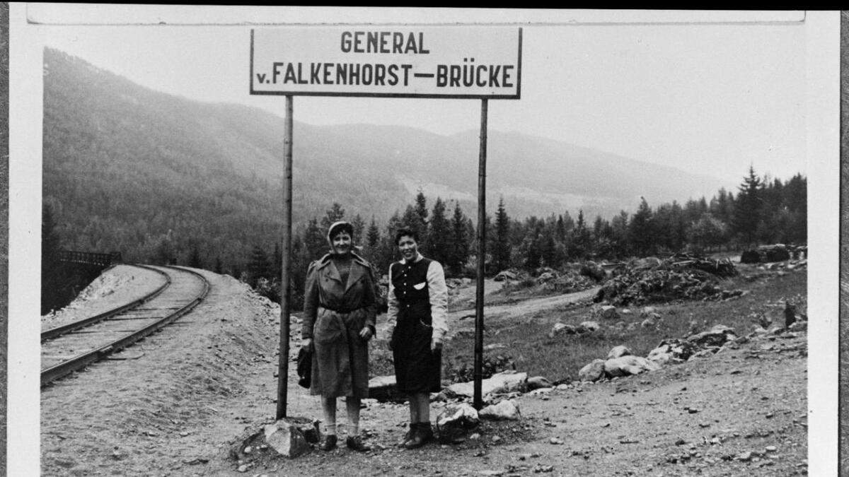 Falkenhorst Brücke vart opna 20. juni 1940. Dei to ukjende kvinnene må vere fotografert denne sommaren, for i januar 1941 vart brua stengt og seinare riven.