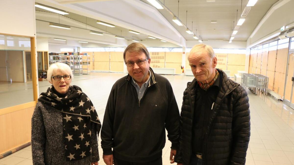 Oddbjørg Storslett, Runar Sannerud (midten) og Øystein Vatnar jobber iherdig med å gjøre klar den nye gjenbruksbutikken i Skien. De har 800 kvm å boltre seg på.