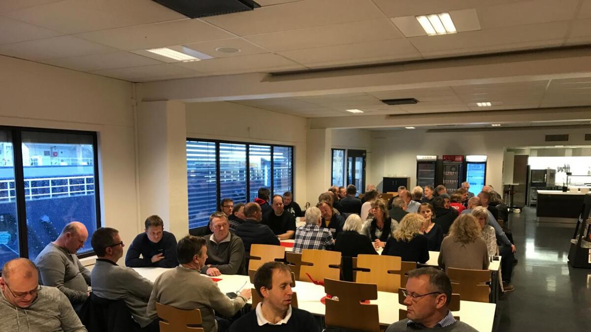 Spente ansatte før informasjonsmøtet hos Vard Brevik tirsdag.