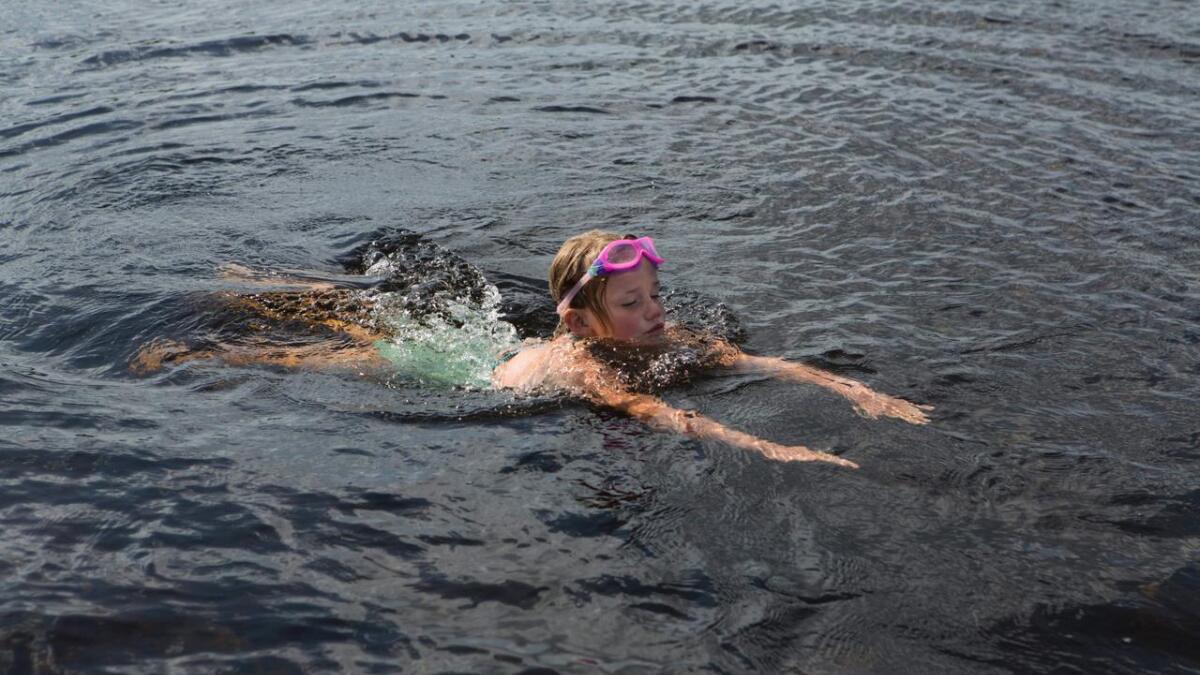 Ellinor Smith- Hedemark (7) tek nokre svømmetak i det herlege fjellvatnet.
