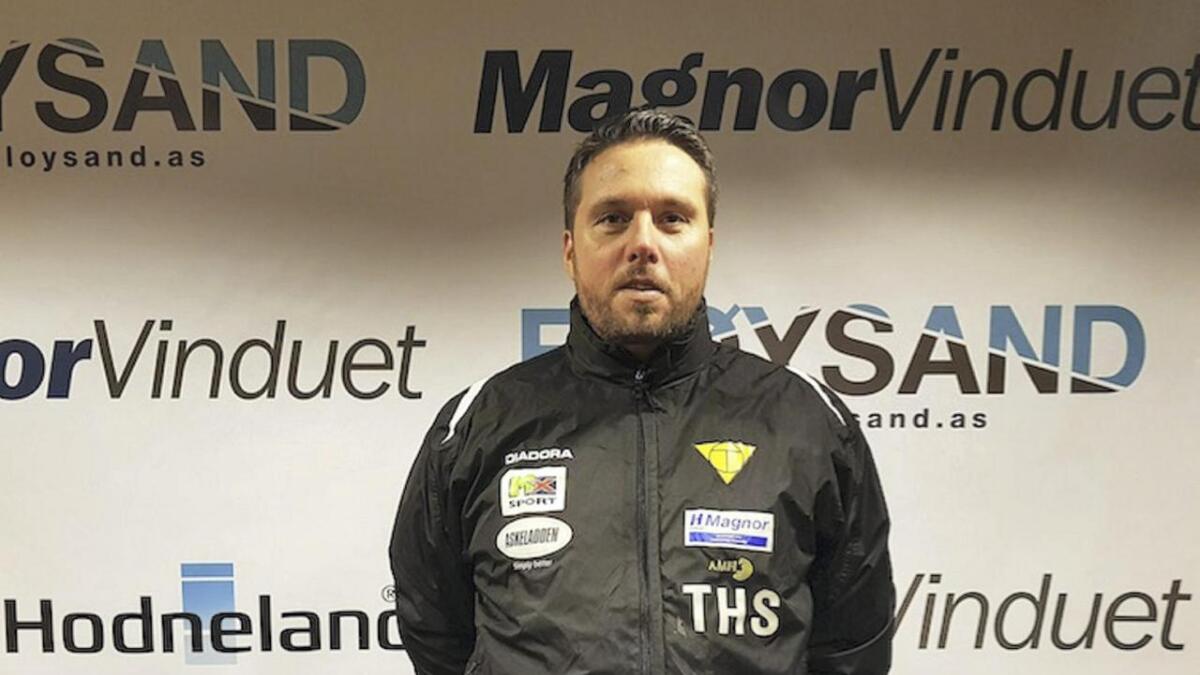 Tim Henrik Sperrevik leier Os A-lag mot Lyngbø i morgon ettermiddag og framover inntil klubben finn ei permanent løysing.