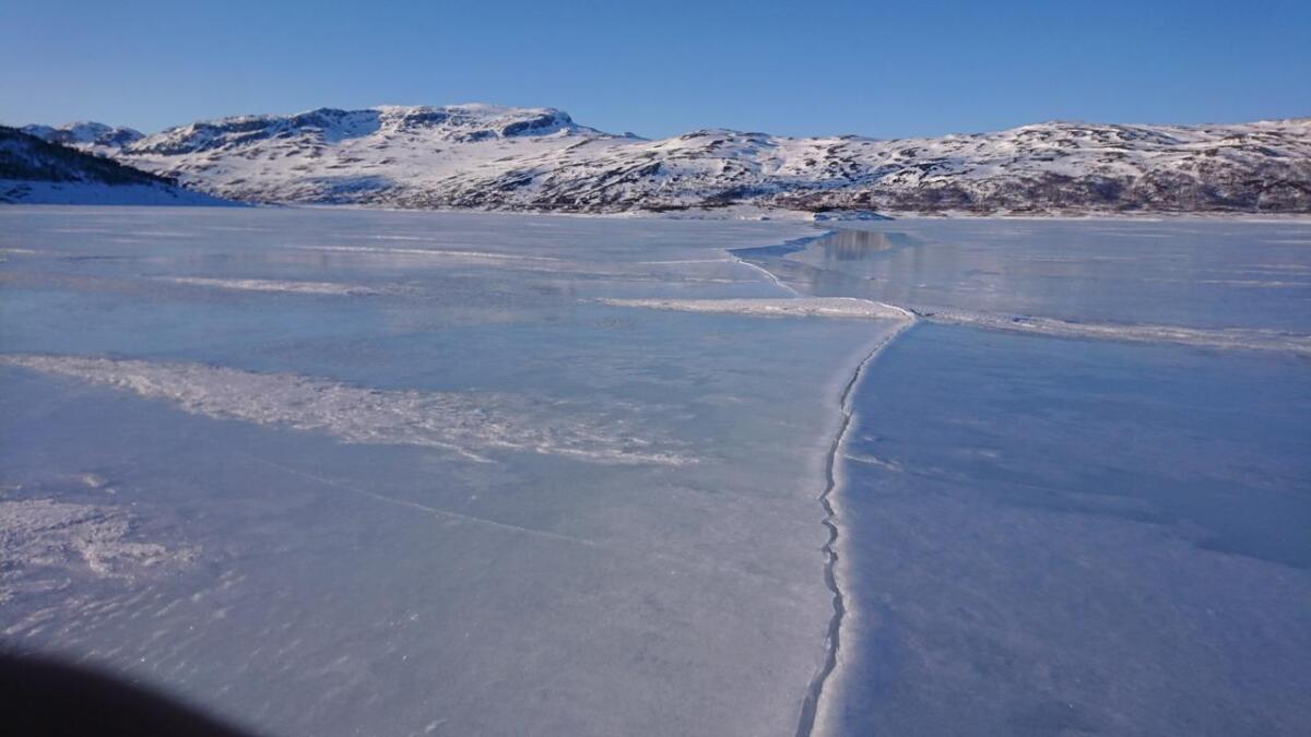 Isen buktar seg opp, og det er råd å krysse fjorden på ein måte som gjer at ein unngår å bli våt.