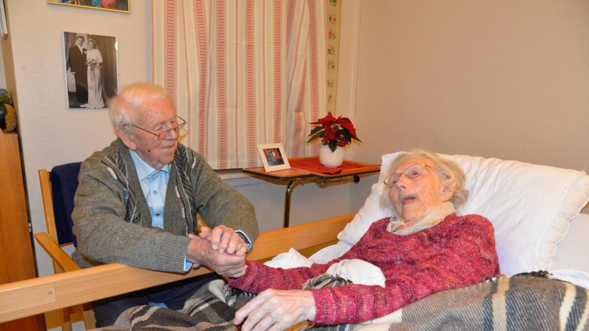 Gunvor (95) og Charles Hovd Nilsen (94) har vært sammen siden 2. verdenskrig og de har vært gift i 67 år. Nå får de tilbringe julen sammen - på dagtid.