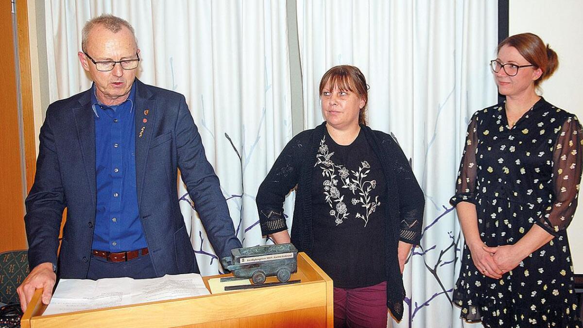 Ordførar Svein Arne Haugen delte ut Frivillighetsprisen 2019 i Evje og Hornnes til Karina Lislevand med kultursjef Maya Ranestad Hjertholm til høgre. Prisen er ei gruvevogn i miniatyr.