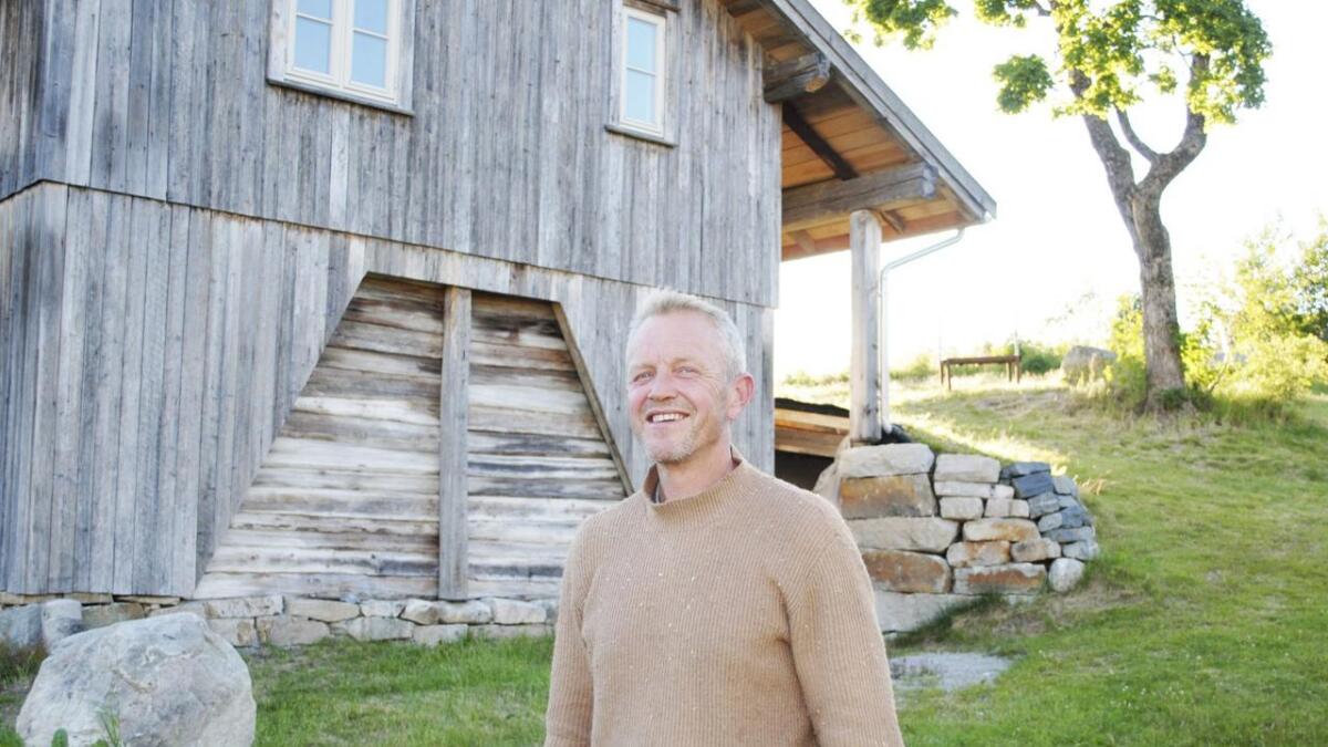 Bjørn Dagfinn Tveit har brukt fleire år og lagt ned mykje arbeid i å restaurere og byggje opp igjen huset og løa i Leirosen.	alle