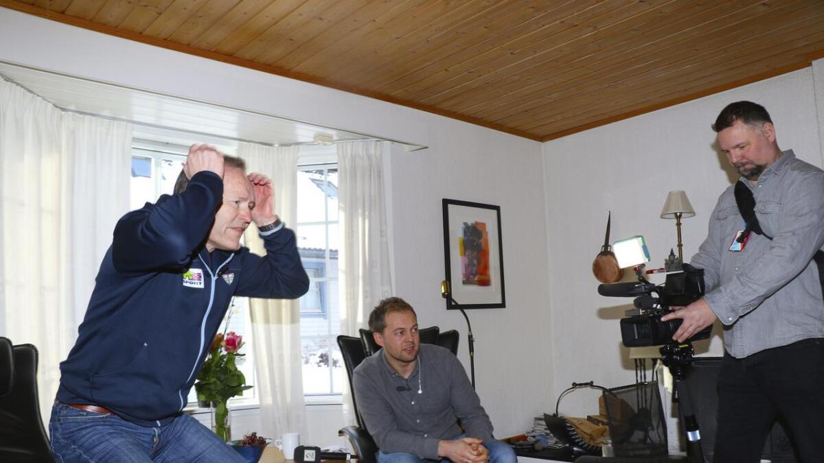 - Å, nei. Kva gjorde du der då, Sverre, undrar Jarle Pedersen medan han har reist seg og står framfor TV-en. TV2-reporter John Christian Lundstadsveen skjøner at det ikkje blir medaljereportasje denne gongen.