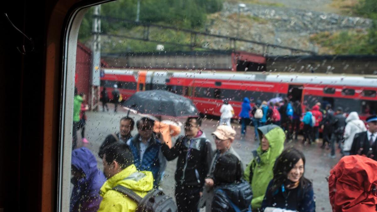 Små bygder og tettstader i Nord-Norge, Fjord-Norge og Fjell-Norge får besøk av tusenvis av tissetrengde turistar i høgsesongen. Mange stader har dei ikkje sanitæranlegg som er dimensjonert for den store trafikken. Biletet er frå ein reportasje om kinesiske turistar i Flåm, Gudvangen og Nærøyfjorden.
