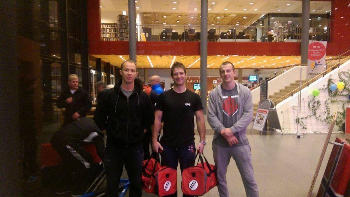 Tore Matre, Frode Veim Haugland og Ronny Risøen godt nøgde med eigen innsats etter handbak-konkurransen i Skien laurdag. (Privat foto)