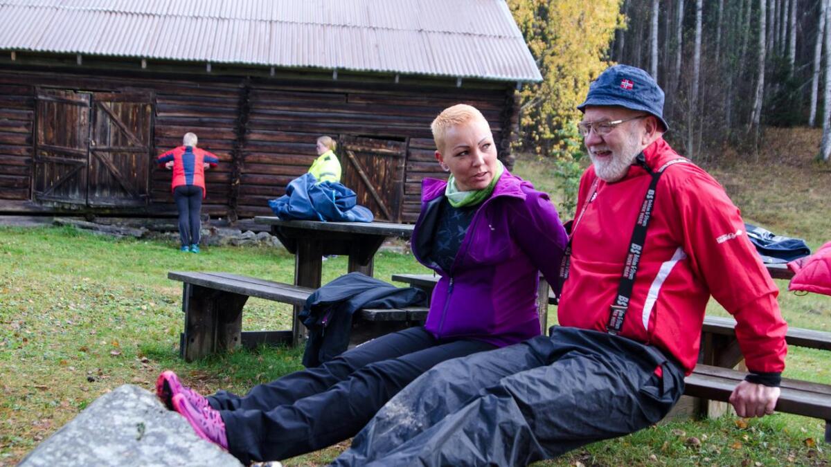 Det er kjekkare å trene når ein har nokon å trene saman med. Tania Bekkevold (34) og Anton Åsarmoen (70) driv styrketrening på ein benk ved Renslotunet.