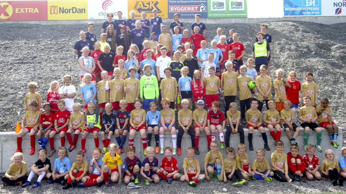 Over 90 fotballskuleelevar pluss instruktørar samla mellom banane på Søre Neset idrettsplass.