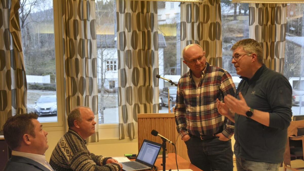 Ordførar Halvor Homme (Ap), rådmann Sverre Sæther, Magne Haugsjå (KrF) og Ian Parry-Jones (Sp) diskuterer kjøp av rutebilstasjon.