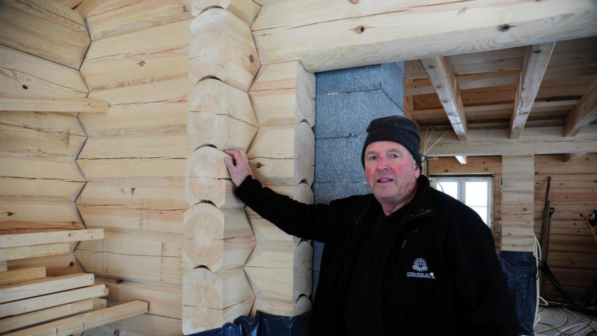 Handlafta hytter med laftetømmer frå Estland er spesialiteten til Lars Bergan og Uvdal Bygg og Hytteomsetning.
