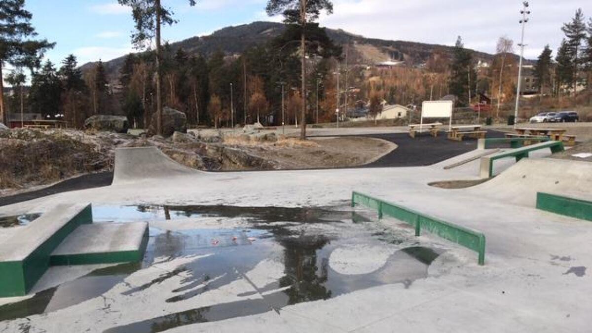 Det er helt olje utover betongen i den nye skateparken i Gol.