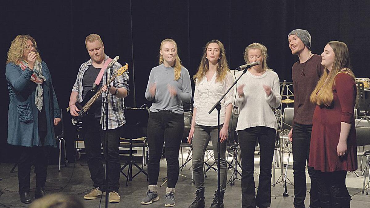 Elevane ved Seljord folkehøgskule framførte fleire låtar acapella under leiing av musikklærar Marit Lien Homme (t.v).