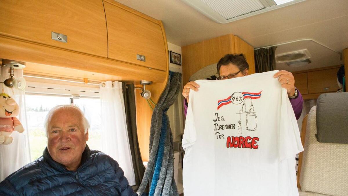 Gunnar og Bjørg Løvås viser fram t-skjorta di skal bruke i lørdagens tog.