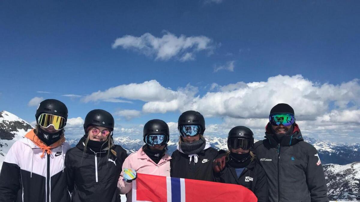 Fem snowboardjenter frå Geilo  deltok i finalen i World Rookie Tour i Østerrike. F.v. Bettina Roll, Stine Espeli Olsen, Elise Seljevoll Herleiksplass, Ine Marie Misund, Maria Mylius og trenar Benjamin Moeyersons.