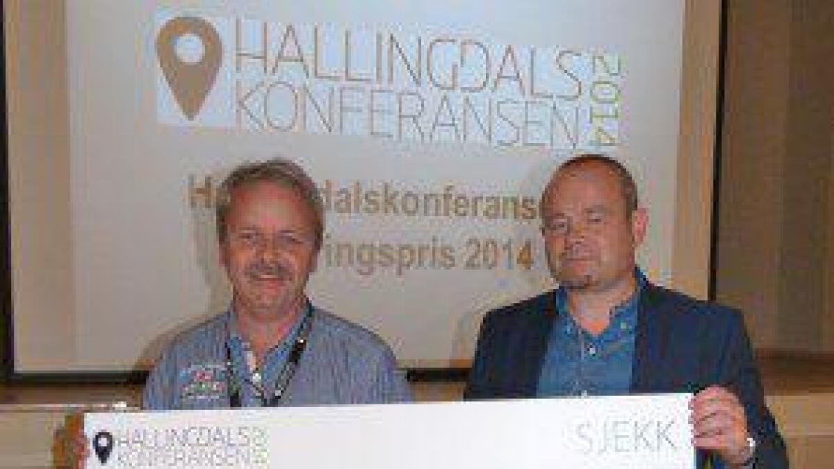 Dagleg leiar Hallingplast, Steinar Tragethon t.v. tok imot Hallingdals fyrste næringspris av juryformann og styreleiar i HallingExpo, Lars Riise.