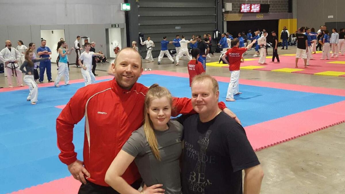 Kjell-Arne Finnesen (t.h.), leder i Sortland Taekwondoklubb gleder seg til storfint besøk siste helga i november. På bildet er han sammen med dattera Vida og Hadsel-leder Ken-Thomas Kvæl. (Arkivfoto)