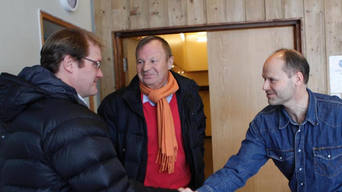 Jørgen C. Broch (i midten) og Gorm Sandvik (t.v.) har i fleire år hatt utbyggingsplanar for Skarsnuten hotell. Det har gått seks år sidan oppstart. (t.h.) Teknisk leiar i kommunen, Ola Frogner.