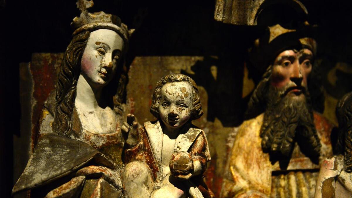 Altarskåpet frå Skjervøy. Både Kristi ansikt og Maria sine hender er brende. Mogleg med vilje. For å hindre helgendyrking.