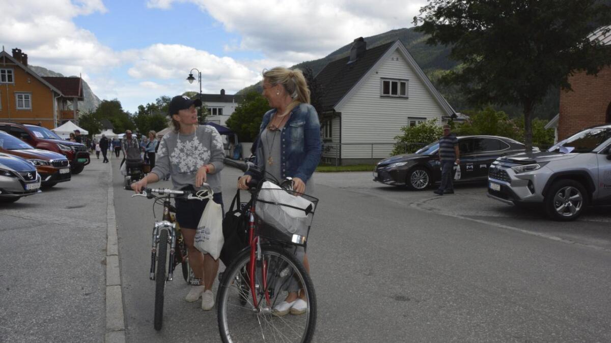 Una Bjerke og Elin Solberg Eikenes tok sykkelen til folkefesten.Alle