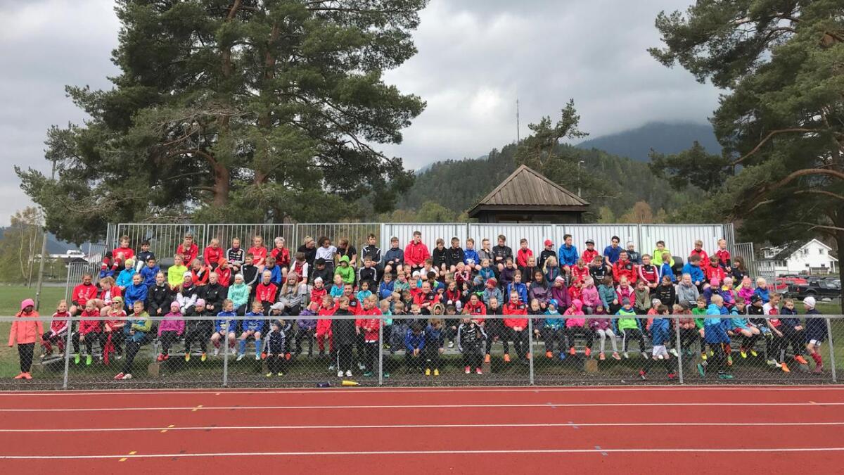 150 deltakarar frå alle delar av Vest-Telemark trena fotball på Eventyrøy saman med seks trenarar frå Jamie Carragher-akademiet denne helga.