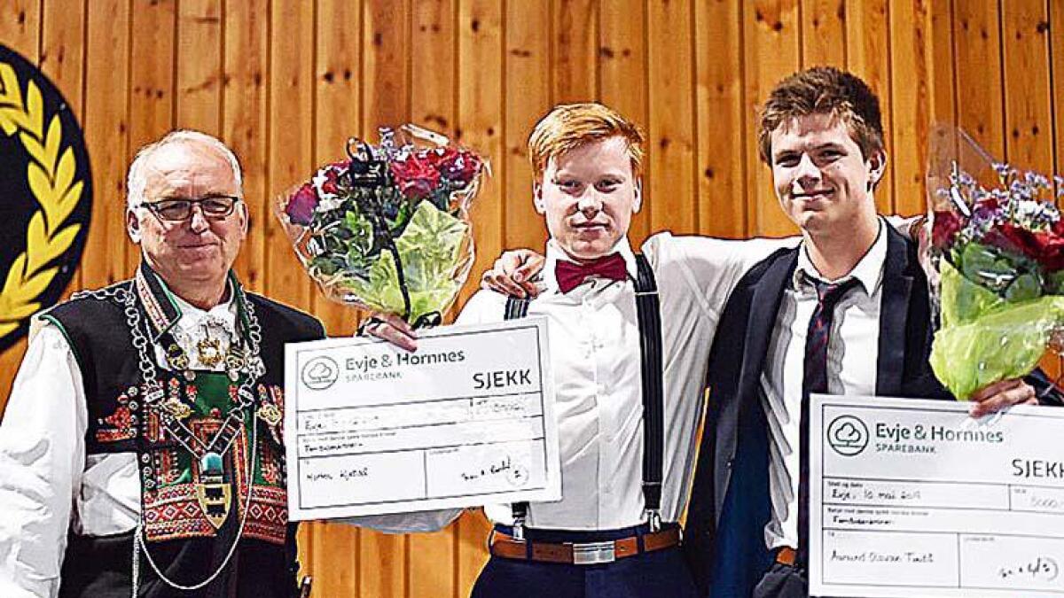 Evje og Hornnes-ordførar Bjørn A. Ropstad kom med idrettsstipend på 5000 kr. til Morten Kjetså (t.v.) og Aanund Tveitå på nasjonaldagen.