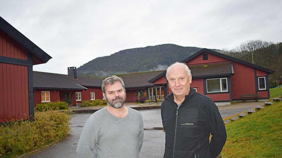 Rektor Stig W. Ågedal-Mortensen (t.v.) og styreleiar Olav Hovet ved Setesdal folkehøgskule i Valle kan glede seg over at skulen  får 1.8 mill. kr. i støtte frå Aust-Agder fylkeskommune.