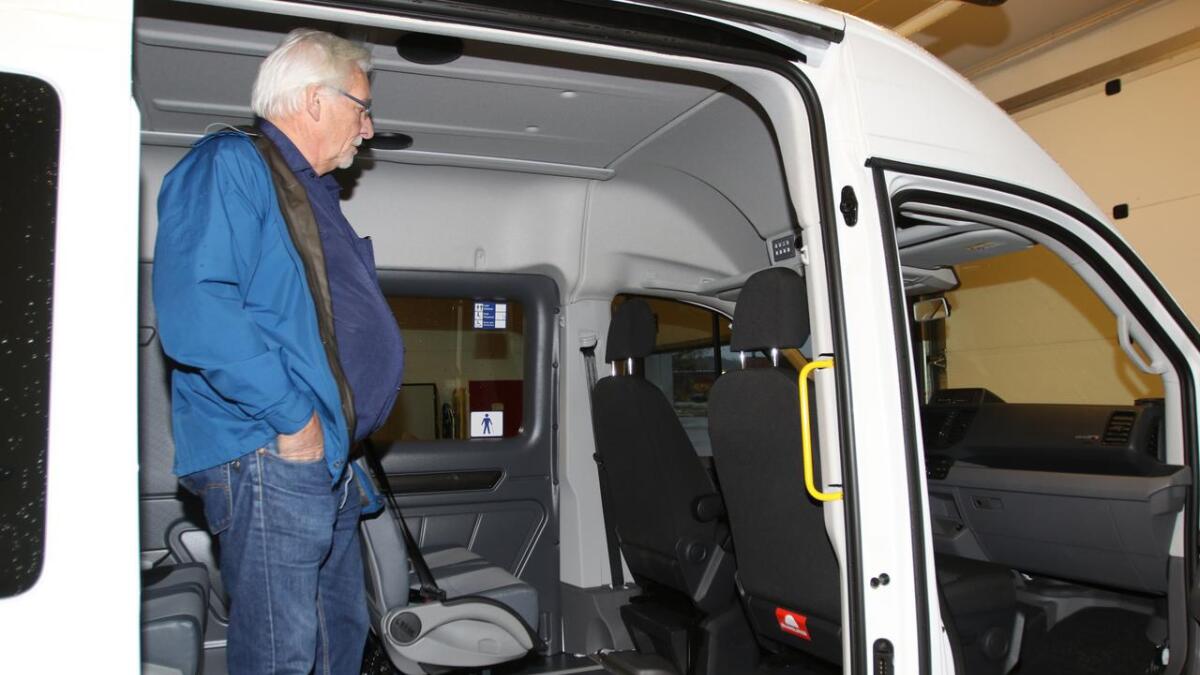 Kristian Strønen kan stå oppreist i den nye store minibussen. Bilen er utstyrt med utandørs arbeidslys, lasterampe, hjartestartar og mykje anna. Totalt er det plass til ni passasjerer.