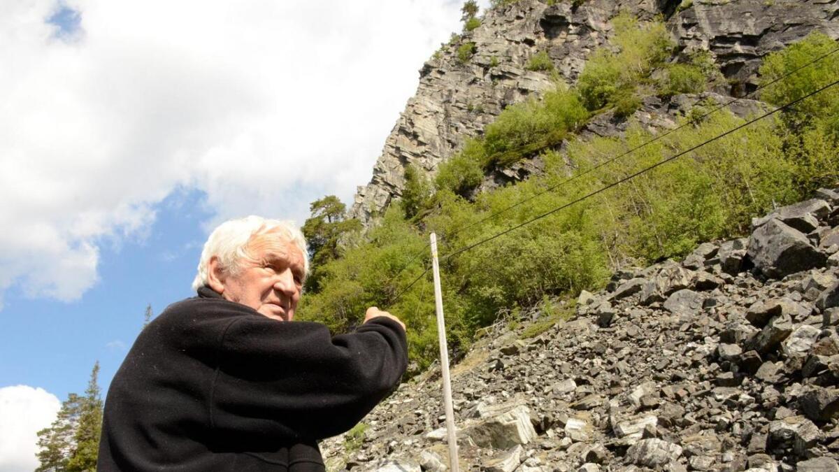 Veg- og tunnelveteran Harald Haga (87) frå Tunhovd fryktar eit storras frå fjellsida ved Tunhovdfjorden og meiner eit gjerde er bortkasta pengar. Tunnel er einaste løysinga, hevdar han.