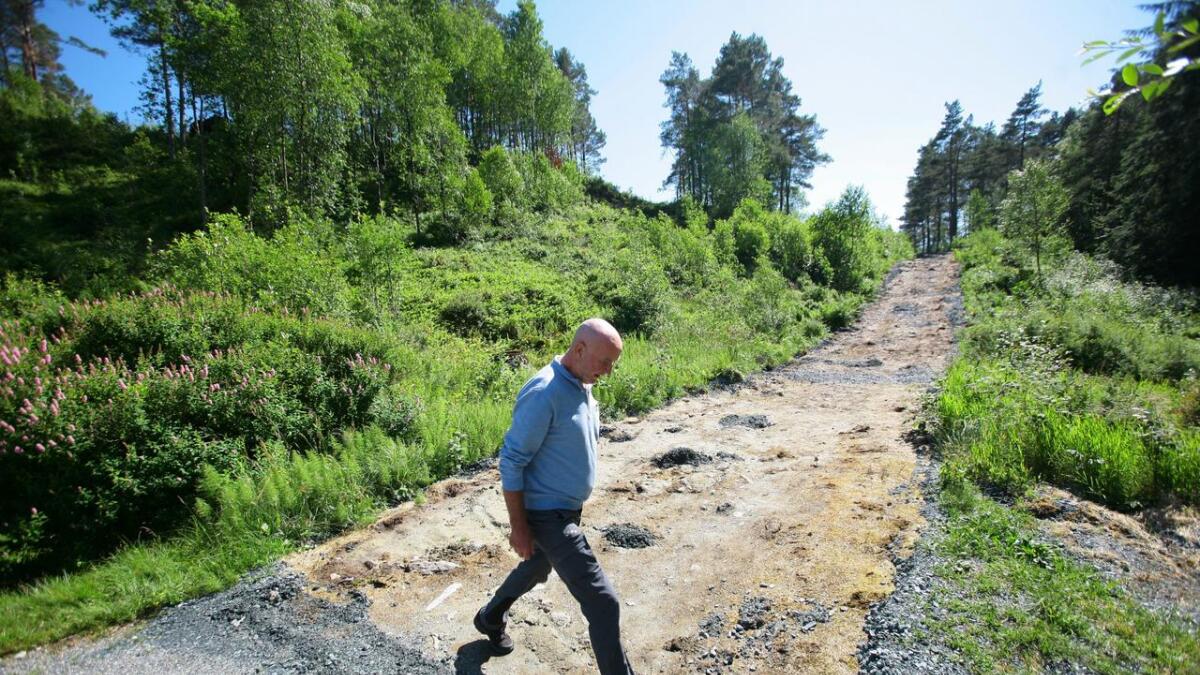 Harald Døsen skrittar opp breidda på skrapa som er påført oldtidsvegen på Søfteland.