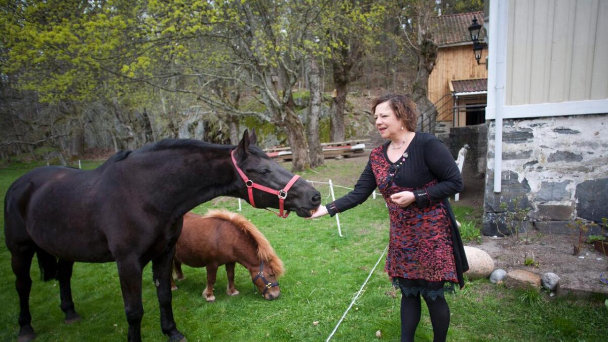 Rikt dyreliv. Guri Linn har gitt alle dyrene på gården egne navn. – Dette er Blackié, forteller hun.