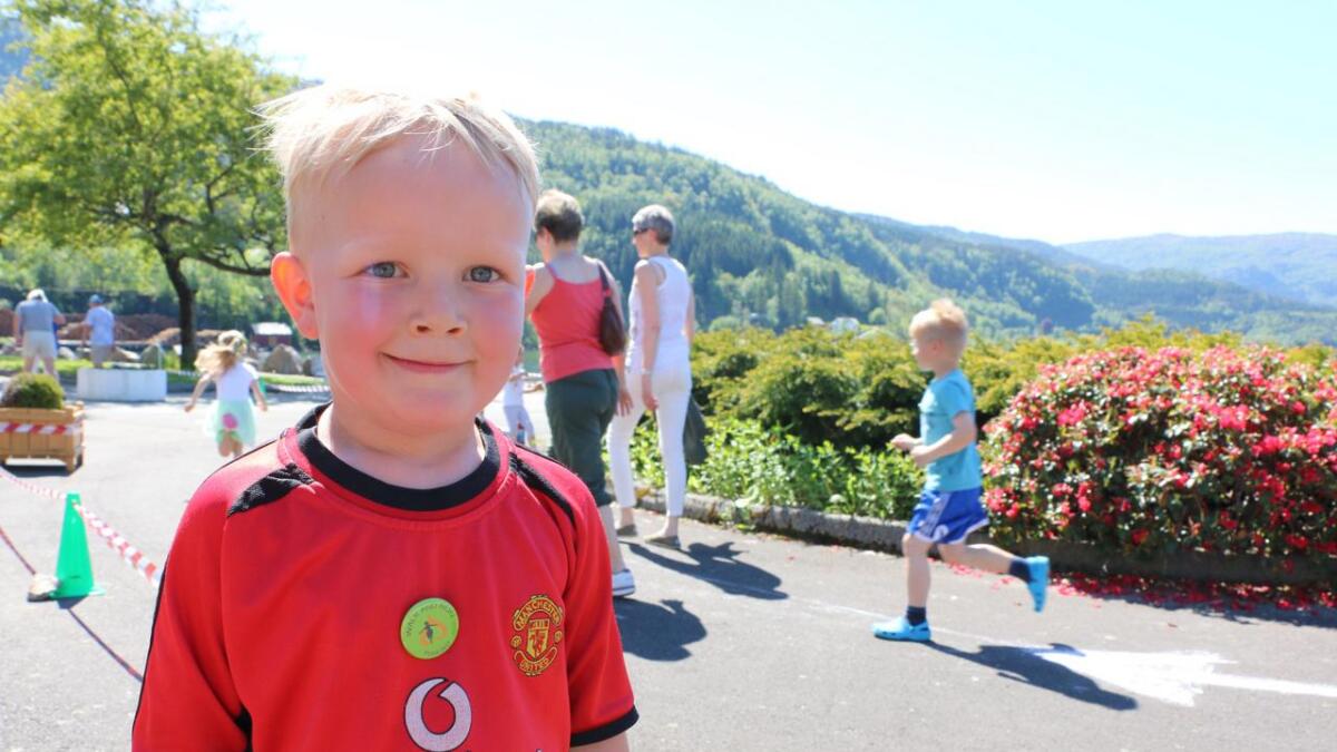 Nils Sveinsson Holmefjord er berre fire år, men fullførte til saman sju rundar i laurdagens Walk and Run i Eikelandsosen.