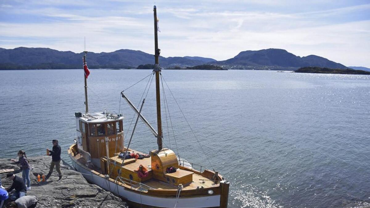 I april i fjor var Morten Stigen, Roger Hoel, og dottera til Hoel, på Austlandet for å henta Ravnøy heim til Vinnes.